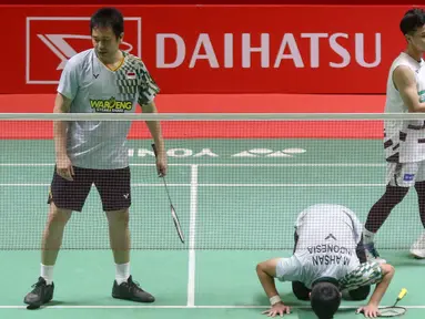 Pebulu tangkis ganda putra Indonesia, Mohammad Ahsan/Hendra Setiawan (kiri dan kedua kiri) usai pertandingan melawan Arif Junaidi/Roy King Yap (Malaysia) pada babak 16 Besar Daihatsu Indonesia Masters 2025 di Istora Senayan, Jakarta, Kamis (23/1/2025). (Liputan6.com/Herman Zakharia)