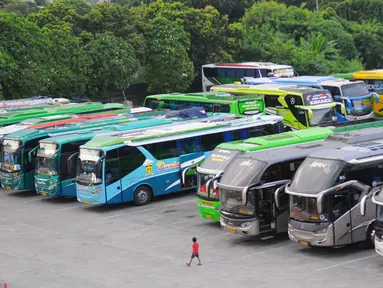 Sejumlah bus terlihat di Terminal Terpadu Pulo Gebang, Jakarta Timur, Kamis (13/4/2023). (merdeka.com/Imam Buhori)