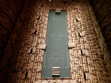 Replika Stadion Gornik Zabrze yang terbuat dari batang-batang korek api karya Urbanski di Ruda Slaska, Polandia (4/5). Sejumlah karya seni Urbanski dibuat dari dua bahan sederhana, yakni batang-batang korek dan lem. (REUTERS/Kacper Pempel)