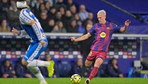 Upaya Barcelona untuk mencetak gol baru berbuah hasil saat pertandingan memasuki menit ke-86. Gol tercipta lewat tendangan keras Dani Olmo yang mengarah ke ke pojok kiri atas gawang Espanyol. Tampak dalam foto, gelandang Barcelona asal Spanyol, Daniel Olmo (kanan) melakukan tendangan saat pertandingan pekan ke-18 Liga Spanyol 2025/2026 melawan RCD Espanyol di Stadion RCDE, Sabtu 3 Januari 2026 waktu setempat atau Minggu (4/1/2026) dini hari WIB. (MANAURE QUINTERO/AFP)