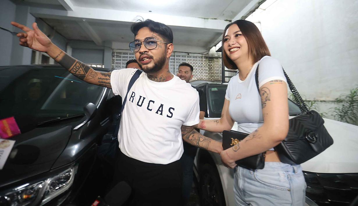 Selama rehabilitasi, Onadio Leonardo alias Onad dikabarkan lebih sehat dan produktif. Tampak dalam foto, aktor sekaligus musisi, Onadio Leonardo atau akrab disapa Onad (kanan) bersama istrinya, Beby Prisillia sesaat sebelum meninggalkan panti rehabilitasi Yayasan Pemulihan Natura Indonesia di kawasan Lebak Bulus, Jakarta Selatan, Rabu (28/1/2026). (Kapanlagi.com/Budy Santoso)