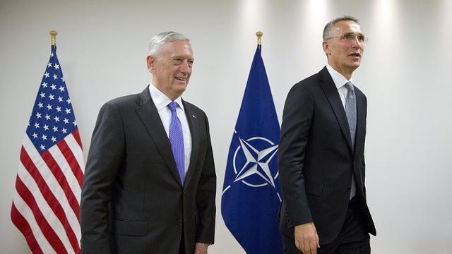 Menteri Pertahanan AS James Mattis dan Sekjen NATO Jens Stoltenberg