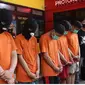 Geng motor pelaku begal tertunduk lesu mengenakan baju tahanan di Polrestabes Bandung, Selasa (25/5/2021). (Liputan6.com/ Humas Polrestabes Bandung)