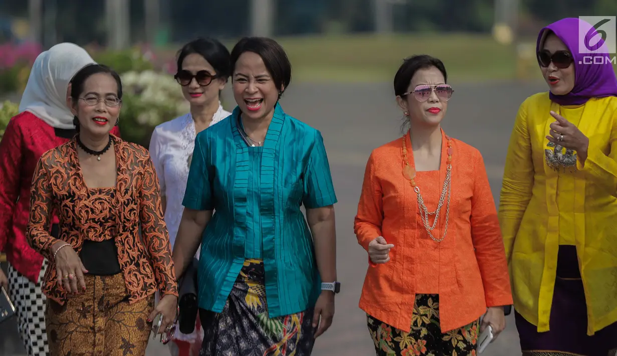 Sejumlah wanita mengenakan baju kebaya berjalan mengikuti hari Gerakan Nasional kembali ke busana identitas Indonesia di Jakarta, Selasa (2/7/2019). Gerakan ini dinamakan sebagai Selasa Berkebaya untuk mengajak anak-anak muda tetap menjaga kelestarian busana kebaya. (Liputan6.com/Faizal Fanani)