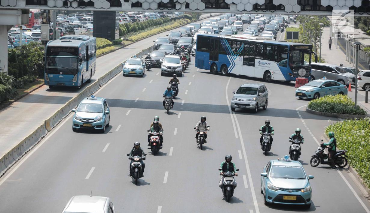 Suasana lalu lintas kendaraan di kawasan Jalan Jenderal Sudirman, Jakarta, Rabu (31/7/2019). Gubernur Anies Baswedan menyampaikan sistem pembatasan kendaraan berdasarkan nomor polisi ganjil dan genap menjadi salah satu rencana Pemprov DKI mengatasi polusi udara di Jakarta. (Liputan6.com/Faizal Fanan