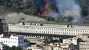 Sekitar 230 petugas pemadam kebakaran dari Spanyol dan Prancis yang didukung oleh pesawat sedang memadamkan kobaran api, kata pemerintah Catalan. (AFP/Raymond Roig)