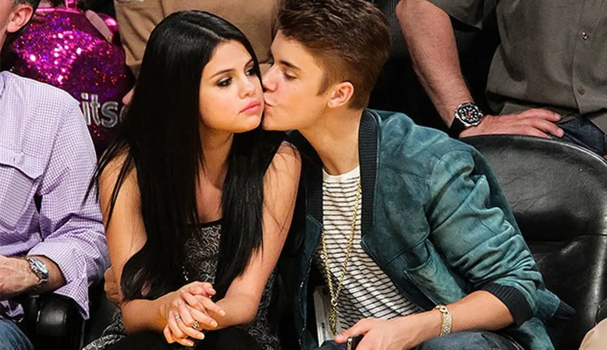 Tak hanya itu, meski menganggap bahwa menghabiskan Thanksgiving bersama terlalu dini, Selena sedikit kecewa karena mereka tak bisa bersama. (Billboard)