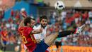Pemain Spanyol, Juanfran, berusaha mengontrol bola dari pemain Georgia pada laga persahabatan di Coliseum Alfonso Perez, Madrid, Rabu (8/6/2016) dini hari WIB. (AFP/Curto De La Torre)