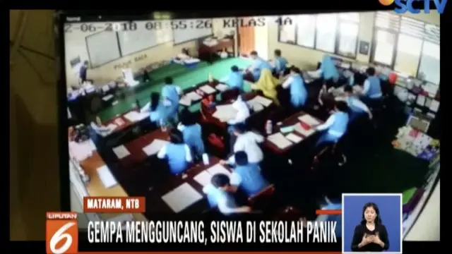 Mereka menyelamatkan diri berkumpul di lapangan terbuka sekolah.