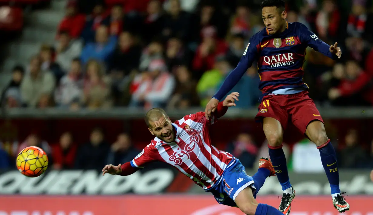 Pemain Barcelona, Neymar (kanan), berebut bola dengan pemain Sporting Gijon, Alberto Lora, dalam lanjutan La Liga di Stadion El Municipal Molinon, Gijon, Kamis (18/2/2/2016) dini hari WIB. Barcelona menang 3-1 atas Gijon. (AFP/Miguel Riopa)