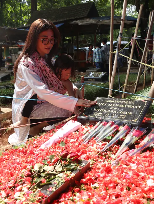 "Pas Kak Jupe sakit ketemu juga. Dia selalu nanya Thalia mana. Kalau gak bisa ketemu kadang video call," ujar Sarwendah. (Nurwahyunan/Bintang.com)