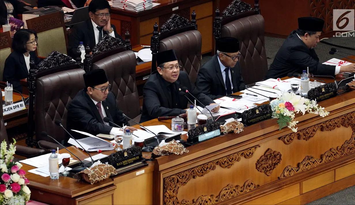 Ketua DPR Bambang Soesatyo (dua kiri) bersama tiga Wakil Ketua DPR Fadli Zon, Agus Hermanto, dan Fahri Hamzah, memimpin Sidang Paripurna di Gedung Nusantara II, Kompleks Parlemen, Senayan, Jakarta, Rabu (14/2. (Liputan6.com/JohanTallo)