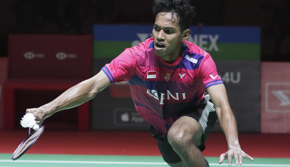Pebulutangkis Tunggal Putra Indonesia, Chico Aura Dwi Wardoyo mengembalikan kok ke arah Angus Ng Ka Long dari Hong Kong pada pertandingan semifinal Indonesia Masters 2023 di Istora Senayan, Jakarta, Jumat (27/1/2023). Dengan demikian, tercipta All Indonesian Final di partai puncak tunggal putra. (AP Photo/Tatan Syuflana)