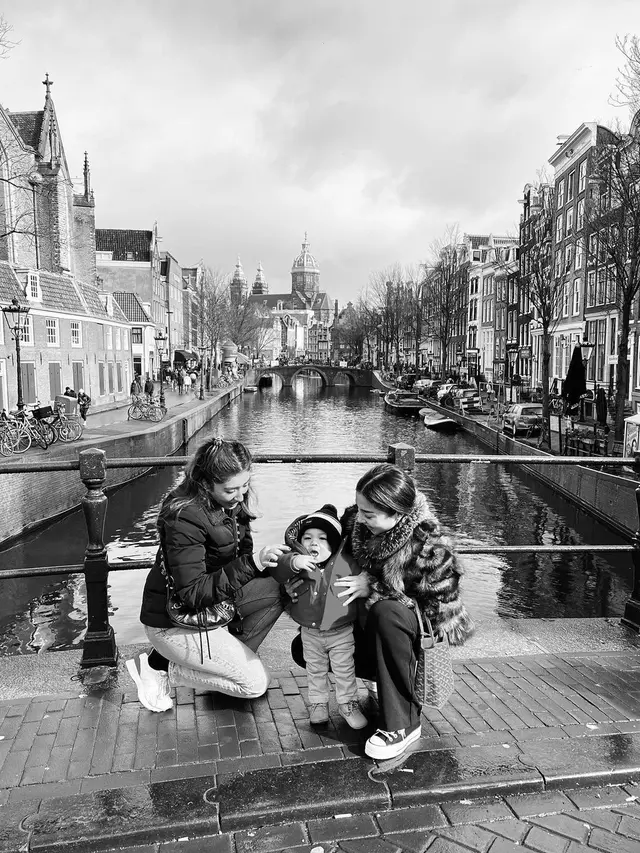 Nikita Willy bersama Baby Izz di Amsterdam (Instagram/nikitawillyofficial94)