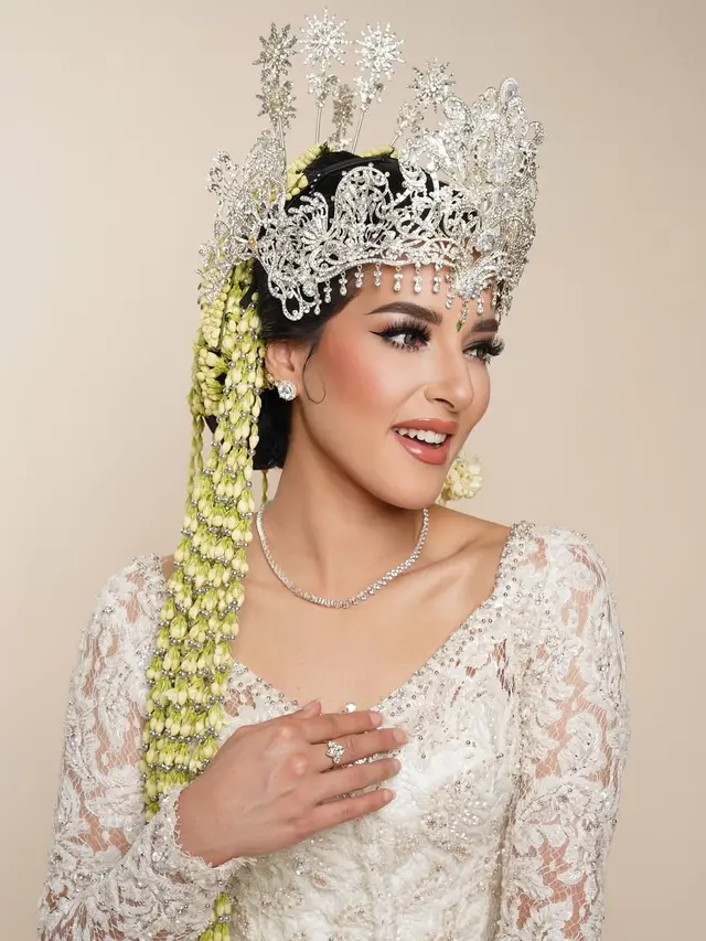 Tasya Farasya Tampil Totalitas Jadi Pengantin Sunda, Makeup Flawless Klasik dan Siger Megah Karya Rinaldy Yunardi