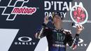 Pembalap Yamaha Fabio Quartararo melihat dan menunjuk ke langit selama upacara podium pada akhir Motogp Mugello di Sirkuit Mugello, Scarperia, Italia, Minggu (30/5/2021). Fabio Quartararo berhasil meraih posisi pertama. (AP Photo/Antonio Calanni)
