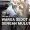 Warga Sedot Air dengan Mulut