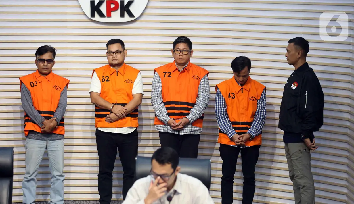 Mendra SB; Anggota Dewan Perwakilan Rakyat Daerah (DPRD) Kabupaten Ogan Komering Ulu periode 2024-2029, Robi Vertigo; Wakil Ketua Dewan Perwakilan Rakyat Daerah (DPRD) Kabupaten Ogan Komering Ulu periode 2024-2029, Parwanto; dan Ahmat Thoha (dari kiri ke kanan) saat mengikuti rilis penetapan penahanan di Gedung Merah Putih Komisi Pemberantasan Korupsi (KPK), Jakarta, Kamis 20 November 2025. Komisi Pemberantasan Korupsi (KPK) menahan empat tersangka baru dugaan kasus suap di Dinas Pekerjaan Umum dan Perumahan Rakyat (PUPR) Kabupaten Ogan Komering Ulu (OKU), Sumatera Selatan. (Liputan6.com/Helmi Fithriansyah)