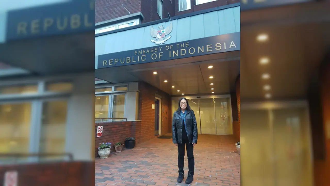 TKI asal Banyumas yang bernama Parinah di KBRI London. Parinah sempat hilang kontak dengan keluarga selama 18 tahun. Ia juga diduga menjadi korban perbudakan modern oleh majikannya di Inggris (sumber: Twitter KBRI London)