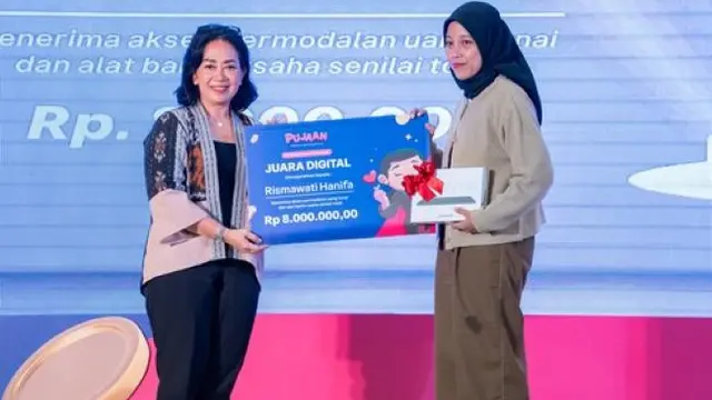Asisten Deputi Pengarusutamaan Gender Bidang Perekonomian Kementerian Pemberdayaan Perempuan dan Perlindungan Anak, Dewa Ayu Laksmi, memberikan hadiah kepada juara digital kompetisi PUJAAN, Rismawati Hanifah. Selasa, 16/1/2024. (Foto: Bukalapak)