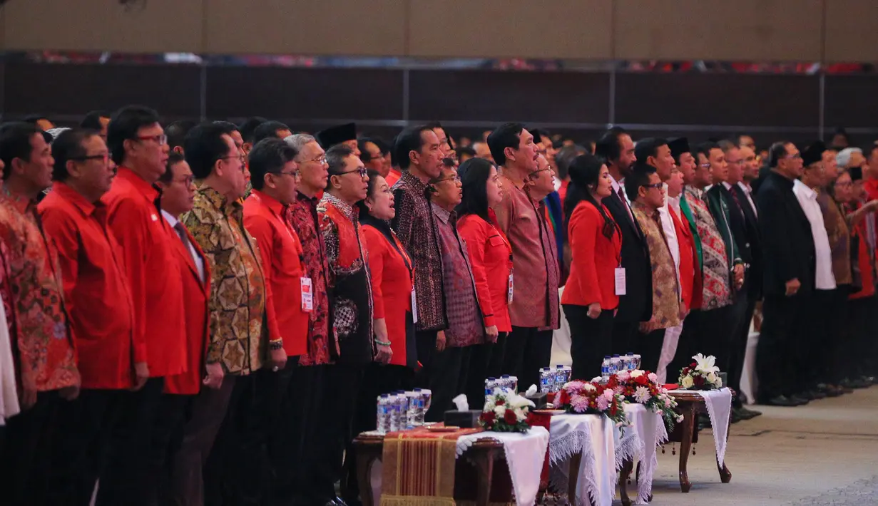 Seluruh hadirin berdiri menyanyikan lagu Indonesia Raya saat pembukaan Rakernas I PDIP di Jakarta, Minggu (10/1/2016). Rakernas tersebut bertajuk 'Mewujudkan Trisakti dengan Pembangunan Nasional Semesta Berencana'. (Liputan6.com/Faizal Fanani)