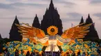 Orang-orang berkumpul di depan "Sunflower Angel", instalasi seni fiberglass setinggi sembilan meter karya seniman lokal Arrofi Ramadhan, di Candi Prambanan, kompleks candi Hindu abad ke-9 yang terdaftar sebagai Situs Warisan Dunia UNESCO, Sleman, Yogyakarta, pada Sabtu 6 Juni 2026. (DEVI RAHMAN/AFP)