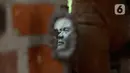 Ibnu Nurwanto menyelesaikan pembuatan patung wajah Menteri Pertahanan Prabowo Subianto di Pangon Art, Pondok Kemri, Gunung Sindur, Bogor, Jawa Barat, Senin (9/11/2020). Ibnu mengabadikan lewat karya seni patung 3 dimensi tokoh-tokoh nasional yang menurutnya fenomenal. (merdeka.com/Dwi Narwoko)