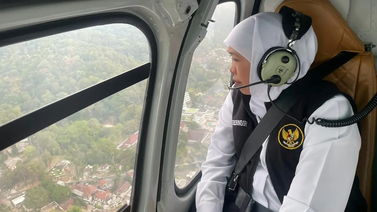 Khofifah memantau kebakaran hutan dari helikopter. (Dian Kurniawan/Liiputan6.com)