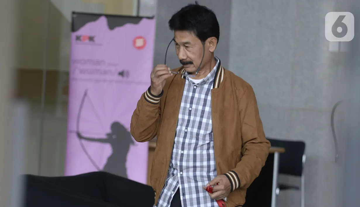 Bupati Solok Selatan Muzni Zakaria akan menjalani pemeriksaan oleh penyidik di Gedung KPK, Jakarta, Kamis (30/1/2020). Muzni Zakaria diperiksa sebagai tersangka terkait kasus dugaan suap proyek pembangunan infrastruktur Jembatan Ambayan dan Masjid Agung di Solok Selatan. (merdeka.com/Dwi Narwoko)