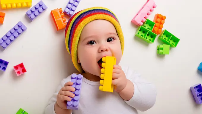 cara atasi mainan masuk mulut bayi