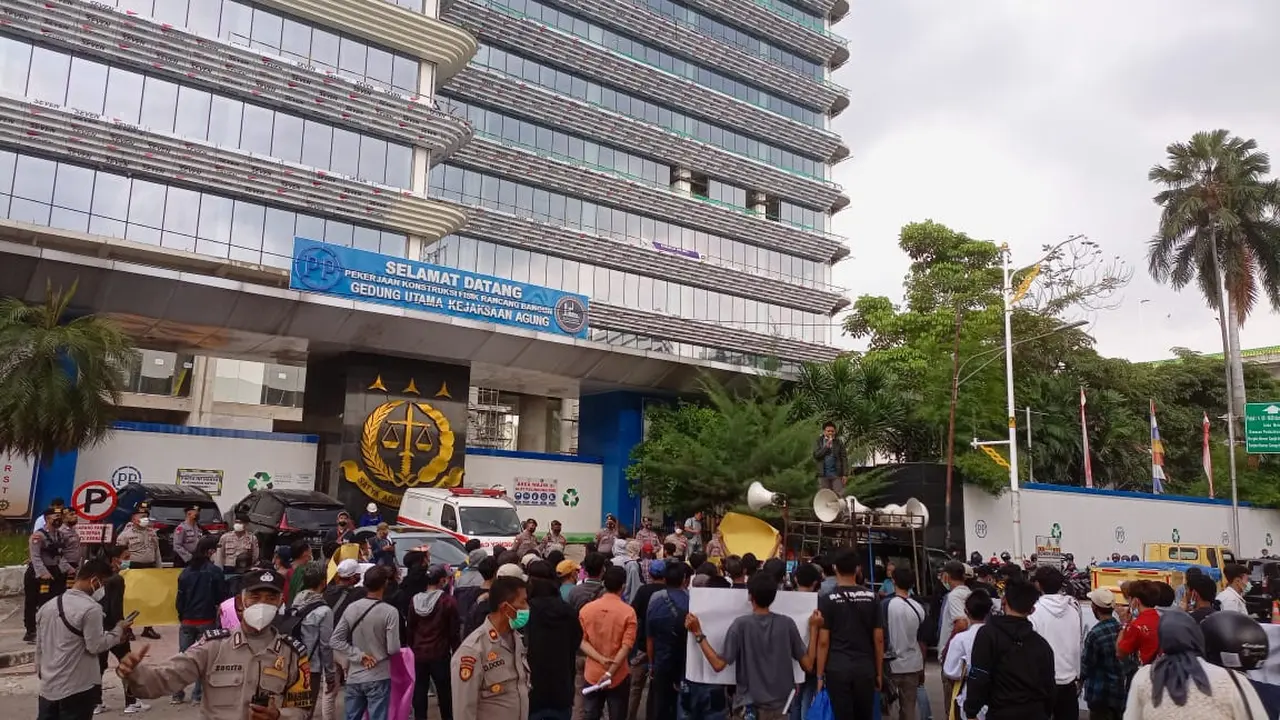 Massa mengatasnamakan Gerakan Masyarakat Anti Korupsi dan Perburuan Rente Indonesia menggelar aksi unjuk rasa di depan Gedung Kejaksaan Agung (Kejagung), Jakarta Selatan, Jumat (13/5/2022).