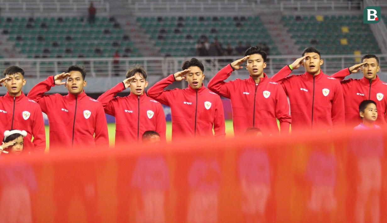 <p>Para pemain starting XI Timnas Indonesia U-19 berbaris sembari menyanyikan lagu kebangsaan Indonesia Raya jelang menghadapi Filipina U-19 pada laga Grup A Piala AFF U-19 2024 di Stadion Gelora Bung Tomo, Surabaya, Rabu (17/7/2024). (Bola.com/Aditya Wany)</p>
