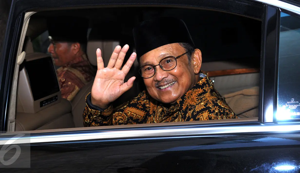 Mantan Presiden Indonesia, BJ Habibie usai menghadiri perayaan 10 tahun Reza Rahazian berkarya di dunia film di Plaza Indonesia, Jakarta, Rabu (3/9/2015). Acara tersebut bertajuk 10 Years Personal Journey of Reza Rahadian. (Liputan6.com/Faisal R Syam)