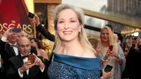 Meryl Streep yang baru saja menerima 20 nominasi di Oscar 2017 memilih mengenakan gaun Elie Saab, setelah pertikaiannya dengan Chanel.