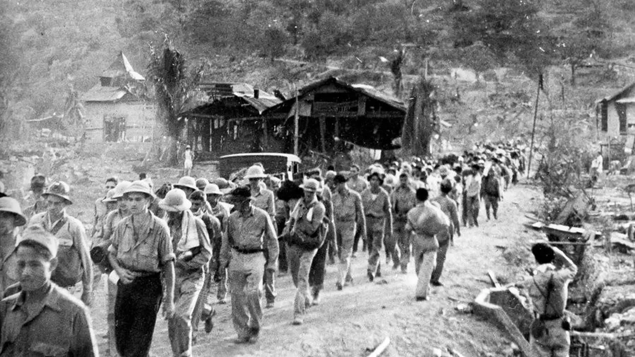 Bataan Death March, sebuah perjalanan maut tentara Sekutu dan Flipina yang dipaksa oleh militer Jepang pada Perang Dunia II (Wikipedia)