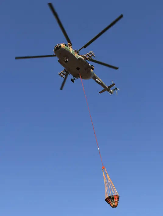 Sebuah helikopter dikerahkan untuk memadamkan api di wilayah pedesaan di Provinsi Hama, Suriah tengah, pada 9 September 2020. Api melalap tanah pertanian di wilayah pedesaan provinsi tersebut, papar seorang pejabat Suriah pada Rabu (9/9). (Xinhua/Stringer)