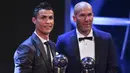 Bintang Real Madrid, Cristiano Ronaldo, bersama Zinedine Zidane meraih trofi pemain dan pelatih terbaik FIFA 2017 di London, Senin (23/10/2017) Ronaldo berhasil mengalahkan Lionel Messi dan Neymar yang juga menjadi nominasi. (AFP/Ben Stansall)