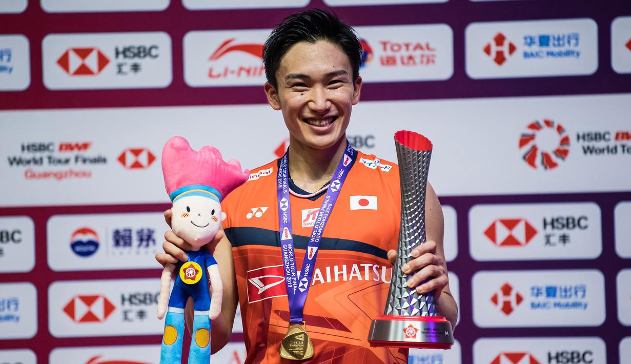 Tunggal putra Jepang, Kento Momota, menjadi juara usai mengalahkan tunggal Indonesia, Anthony Ginting pada BWF World Tour 2019 di Tianhe Gymnasium, Guangzhou, Minggu (15/12). Ginting kalah 21-17, 17-21 dan 14-21 dari Momota. (AFP/STR)