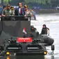 Presiden Joko Widodo berada diatas Panser Anoa Amfibi didampingi Panglima TNI, Gatot Nurmantyo di Mabes TNI, Cilangkap, Senin (16/1). Kedatangan Presiden RI di Mabes TNI di sambut dengan jajar Kehormatan di Pintu Utama. (Liputan6.com/Angga Yuniar)