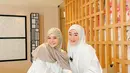 Kebersamaan Larissa Chou dan Mawar AFI sebelum berangkat umrah bersama. (Foto: Instagram/ mysamawar)