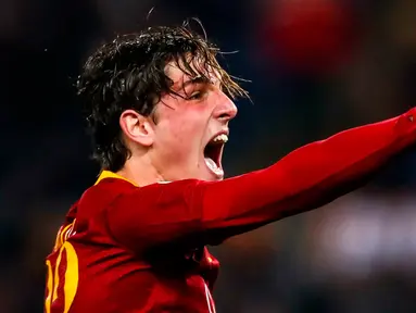 Selebrasi pemain AS Roma, Niccolo Zaniolo setelah mencetak gol ke gawang AC Milan pada laga pekan ke-22 Serie A di Stadion Olimpico, Roma, Italia, Minggu (3/2). AS Roma  menahan imbang AC Milan 1-1. (Angelo Carconi/ANSA via AP)