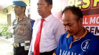 Pelaku pembunuhan menggunakan kopi beracun diamankan Polres Pasuruan. (Liputan6.com/ Dian Kurniawan)