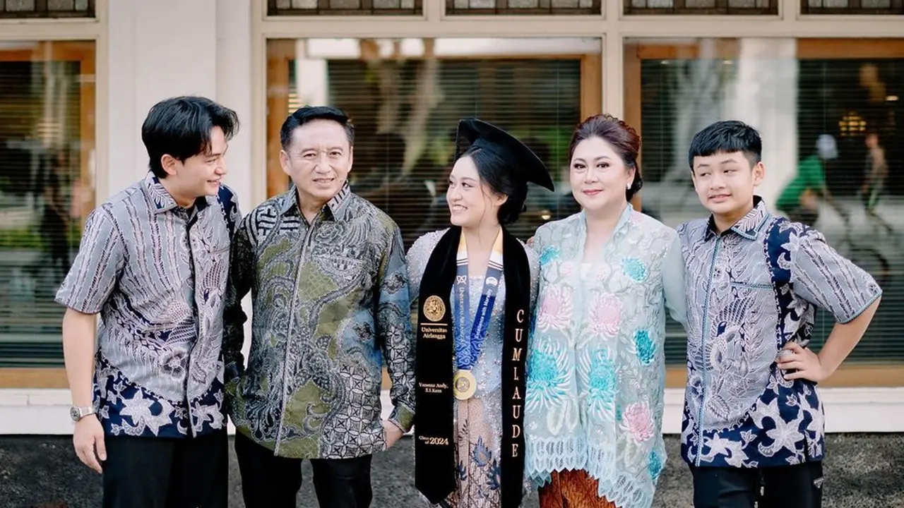 Potret Randy Martin Dampingi Adik Wisuda, Akui Bangga dengan Pencapaiannya