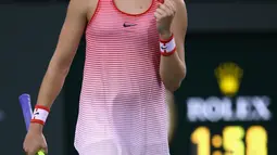 Eugenie Bouchard yang pernah mendapat gelar “WTA Newcomer of the Year 2013″ ini tak hanya dikenal sebagai bibit unggul di cabang olahraga tenis. Tapi tentu saja kemolekannya banyak mengundang decak kagum. (Julian Finney/Getty Images/AFP)