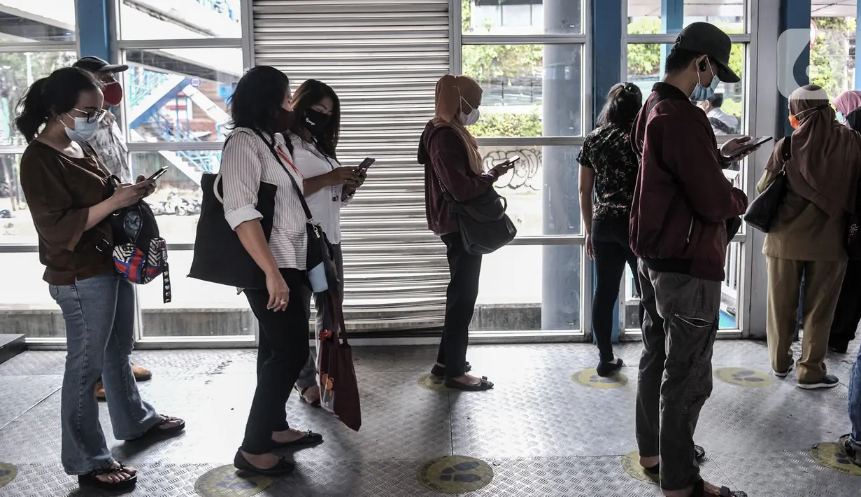 Calon penumpang mengoperasikan telepon genggam di Halte Harmoni, Jakarta, Senin (16/11/2020). Penyediaan fasilitas wifi gratis di halte Transjakarta guna meningkatkan kenyamanan penumpang. (merdeka.com/Iqbal S. Nugroho)