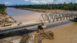 Jembatan bailey merupakan jenis jembatan portabel pracetak yang terbuat dari baja. Tampak foto udara menunjukkan jembatan yang baru dibangun yang menghubungkan Aceh dan provinsi Sumatera Utara di sungai Peusangan di kabupaten Bireuen, provinsi Aceh, pada Selasa 9 Desember 2025. (CHAIDEER MAHYUDDIN/AFP)
