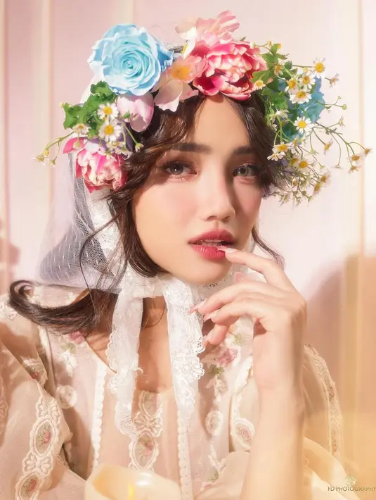 Photoshoot terbaru Fuji juga terlihat luar biasa. Fuji tampil berbeda dengan hair-piece penuh bunga berwarna-warni dan makeup flawless bernuansa pink yang glowing. [Foto: Instagram/fuji_an]