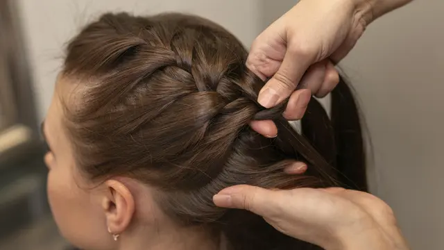 3. Kepang Rambut untuk Gelombang Alami [Dok/freepik.com]