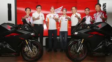 Pembalap MotoGP Marc Marquez (ketiga kiri) dan Dani Pedrosa (tengah) berfoto bersama jajaran direksi AHM dalam acara kampanye keselamatan berkendara di BSD, Tangerang Selatan (10/17).(Liputan6.com/Pool/Bon)