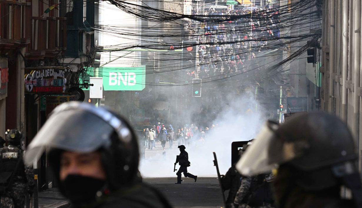 Para demonstran bentrok dengan polisi anti huru hara selama unjuk rasa menentang Presiden Rodrigo Paz di La Paz, Bolivia, pada 25 Mei 2026. (AIZAR RALDES/AFP)
